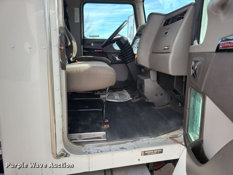 image for item LO9947 2014 Kenworth T370  truck cab and chassis