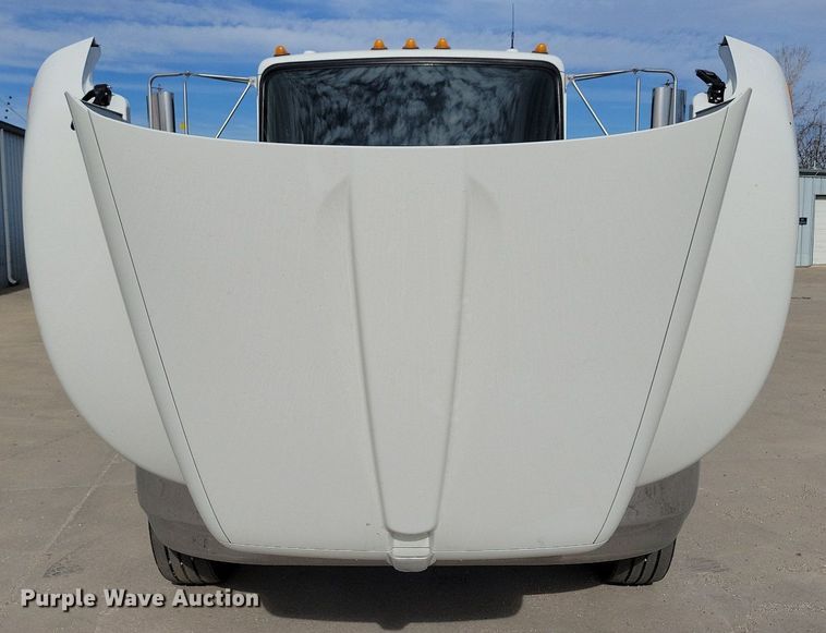 image for item LO9947 2014 Kenworth T370  truck cab and chassis