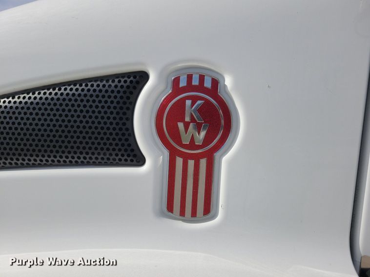 image for item LO9947 2014 Kenworth T370  truck cab and chassis