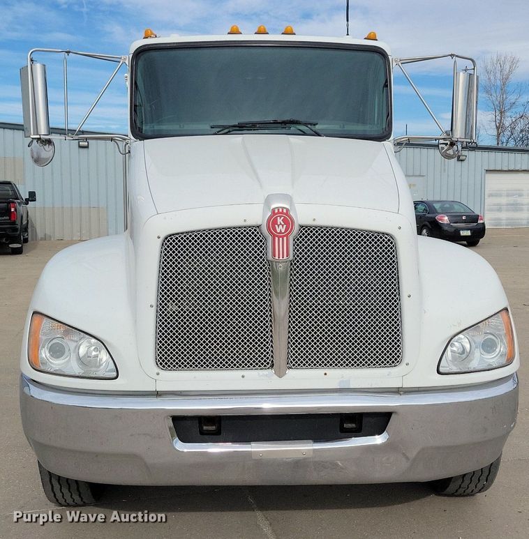 image for item LO9948 2014 Kenworth T370  truck cab and chassis