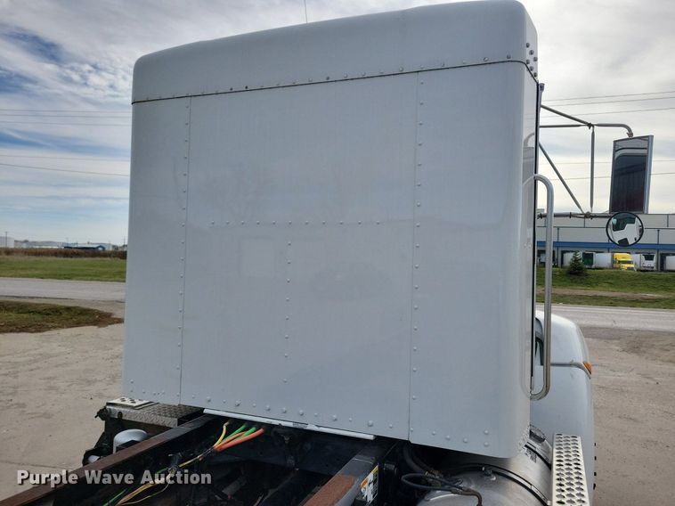 image for item LO9948 2014 Kenworth T370  truck cab and chassis