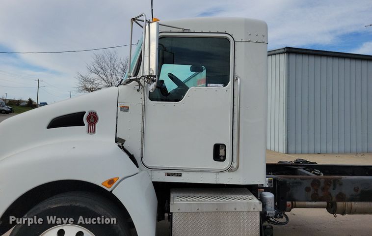 image for item LO9948 2014 Kenworth T370  truck cab and chassis