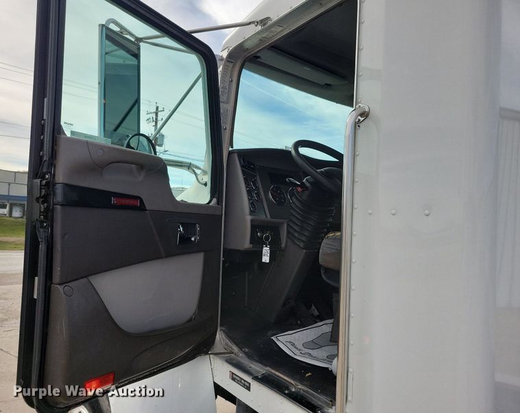 image for item LO9948 2014 Kenworth T370  truck cab and chassis