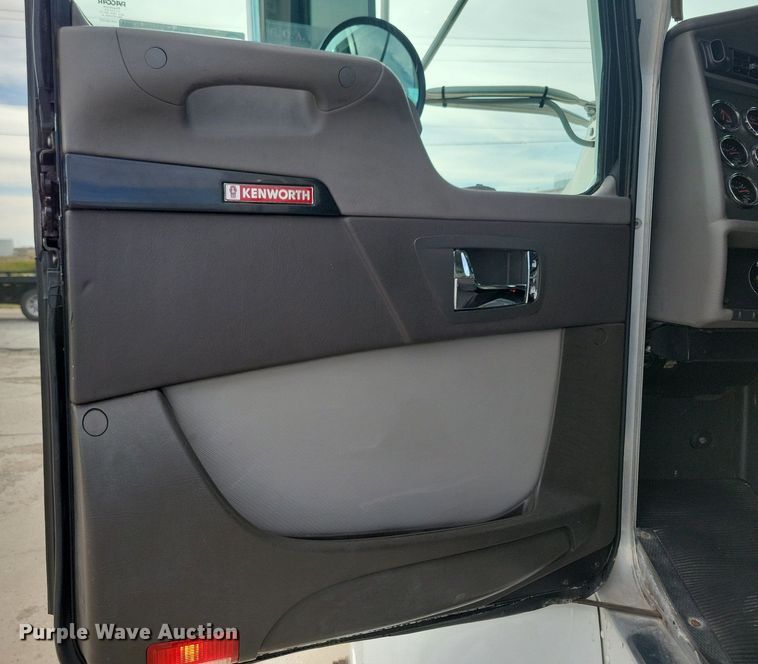 image for item LO9948 2014 Kenworth T370  truck cab and chassis