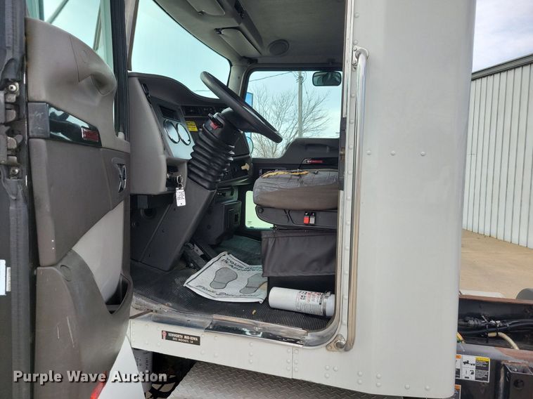 image for item LO9948 2014 Kenworth T370  truck cab and chassis