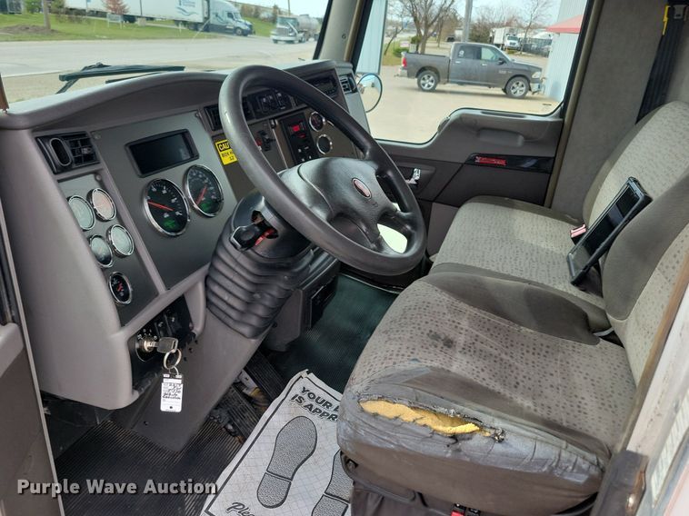 image for item LO9948 2014 Kenworth T370  truck cab and chassis