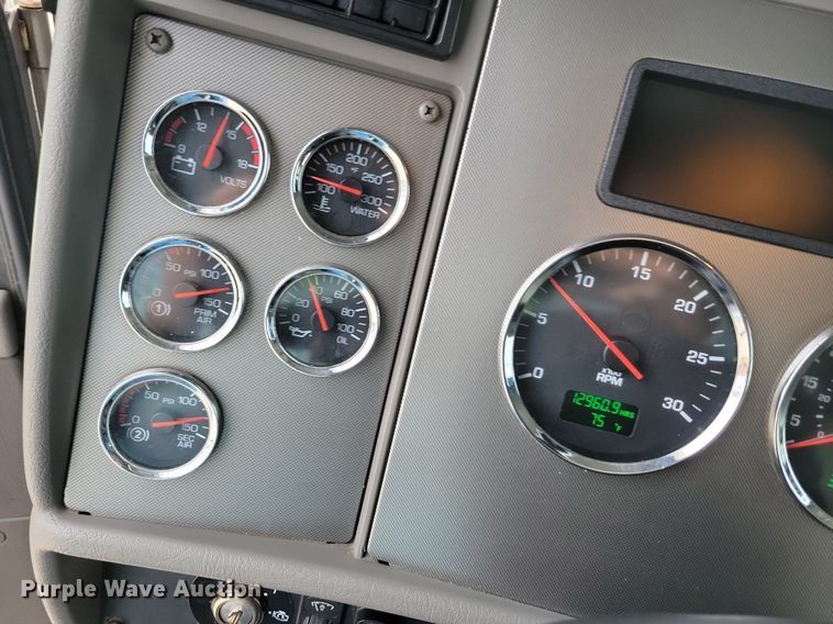 image for item LO9948 2014 Kenworth T370  truck cab and chassis