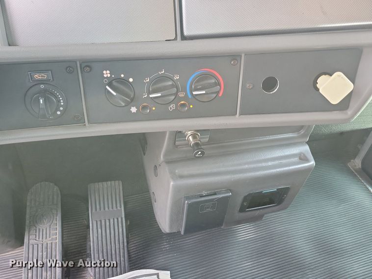 image for item LO9948 2014 Kenworth T370  truck cab and chassis