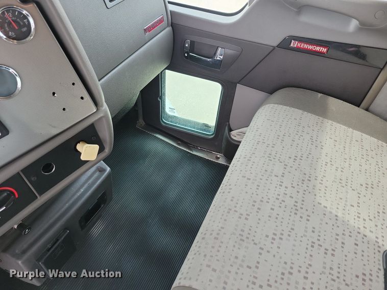 image for item LO9948 2014 Kenworth T370  truck cab and chassis