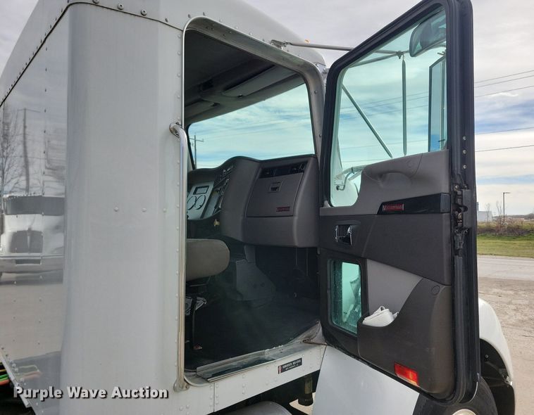 image for item LO9948 2014 Kenworth T370  truck cab and chassis