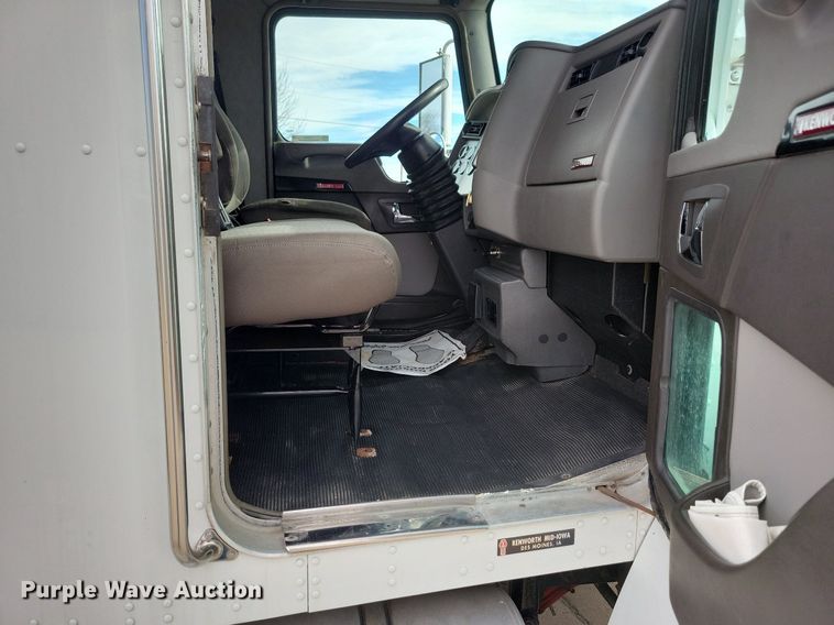 image for item LO9948 2014 Kenworth T370  truck cab and chassis