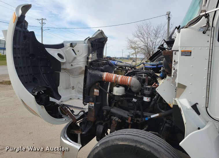 image for item LO9948 2014 Kenworth T370  truck cab and chassis