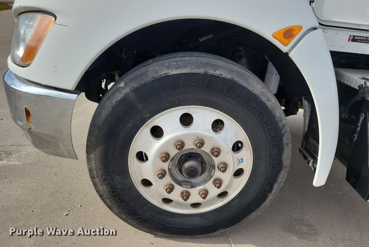 image for item LO9948 2014 Kenworth T370  truck cab and chassis