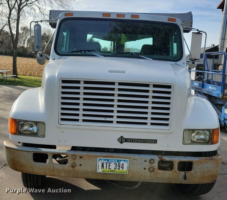 image for item LO9950 1998 International 4700  hook lift truck