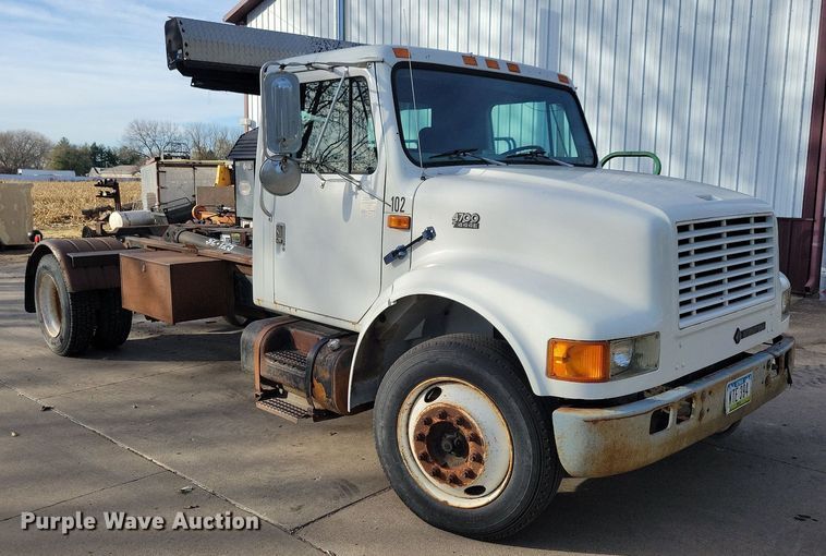 image for item LO9950 1998 International 4700  hook lift truck