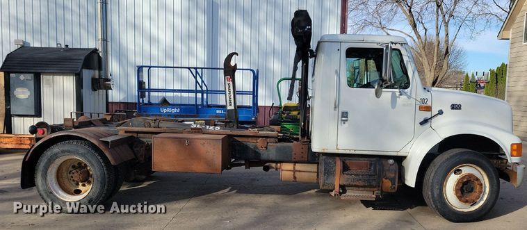 image for item LO9950 1998 International 4700  hook lift truck