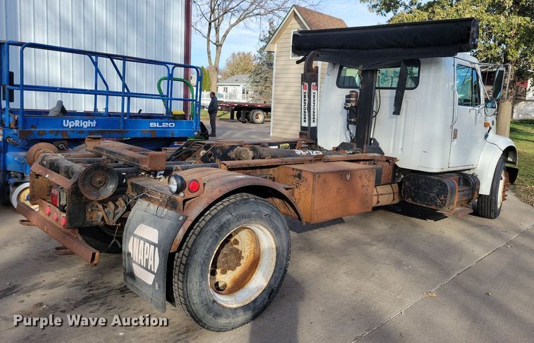 image for item LO9950 1998 International 4700  hook lift truck