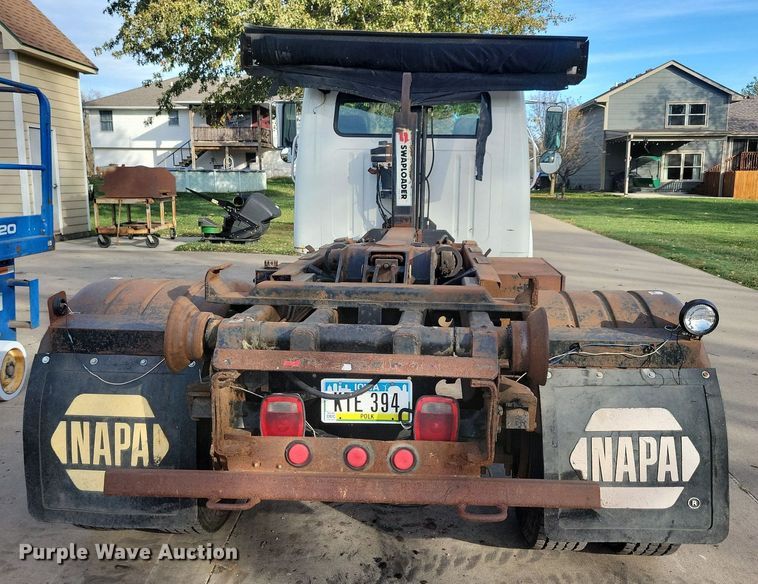 image for item LO9950 1998 International 4700  hook lift truck