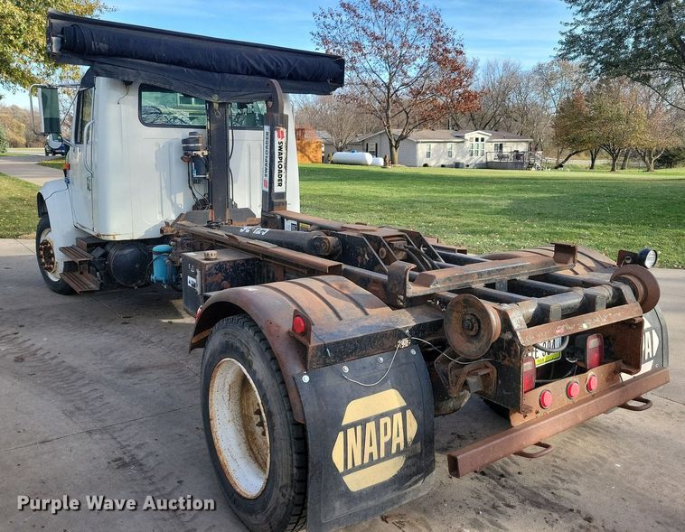 image for item LO9950 1998 International 4700  hook lift truck