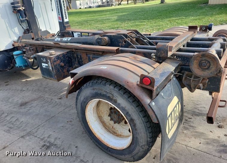 image for item LO9950 1998 International 4700  hook lift truck