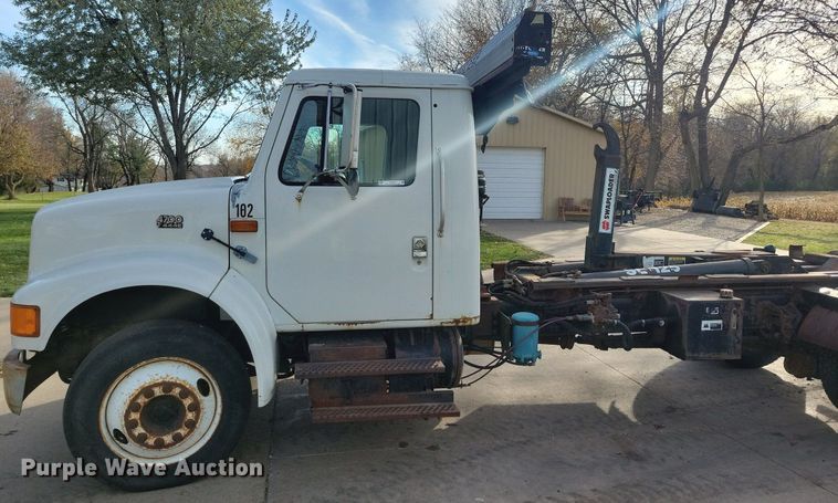 image for item LO9950 1998 International 4700  hook lift truck