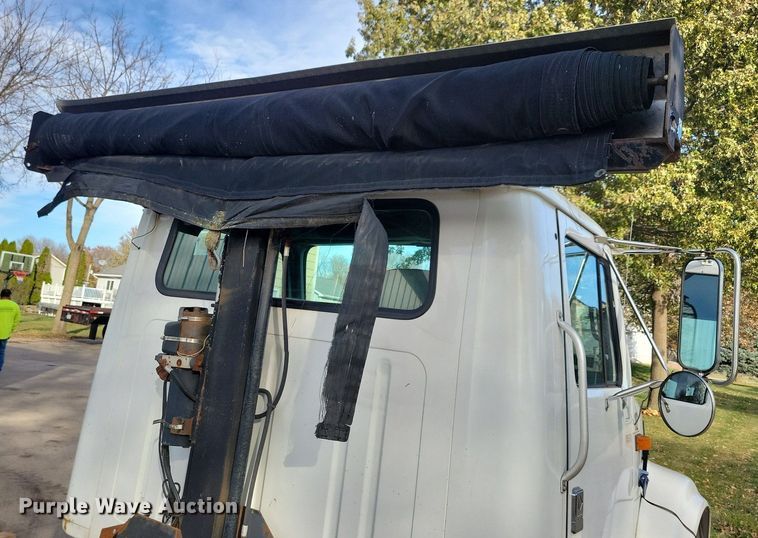 image for item LO9950 1998 International 4700  hook lift truck