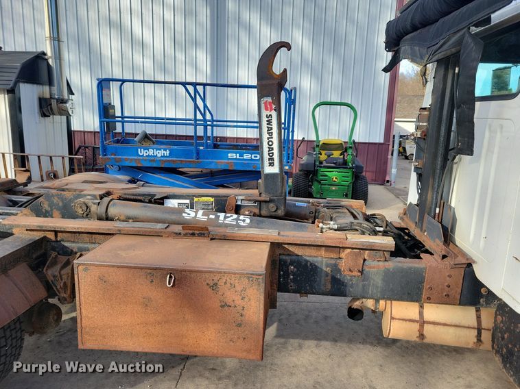 image for item LO9950 1998 International 4700  hook lift truck