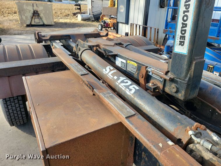 image for item LO9950 1998 International 4700  hook lift truck