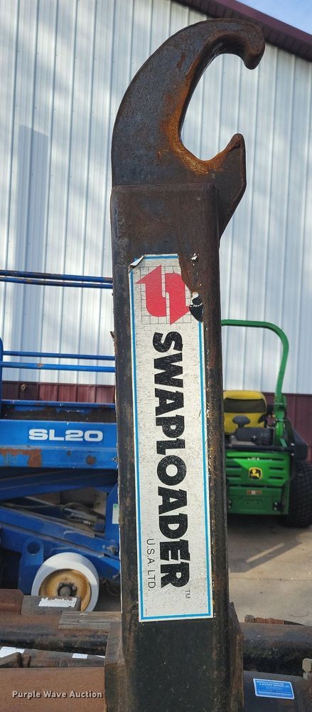 image for item LO9950 1998 International 4700  hook lift truck