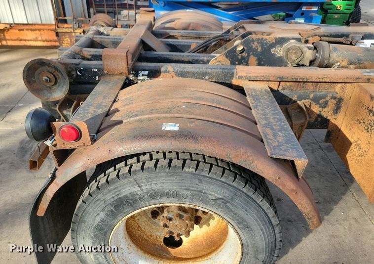 image for item LO9950 1998 International 4700  hook lift truck