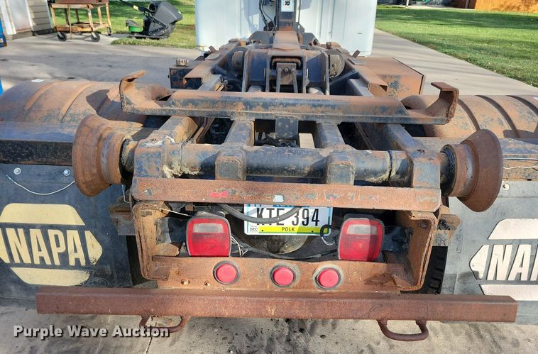 image for item LO9950 1998 International 4700  hook lift truck