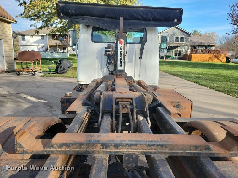 image for item LO9950 1998 International 4700  hook lift truck