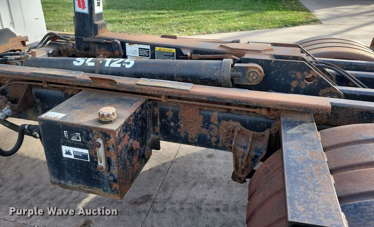 image for item LO9950 1998 International 4700  hook lift truck