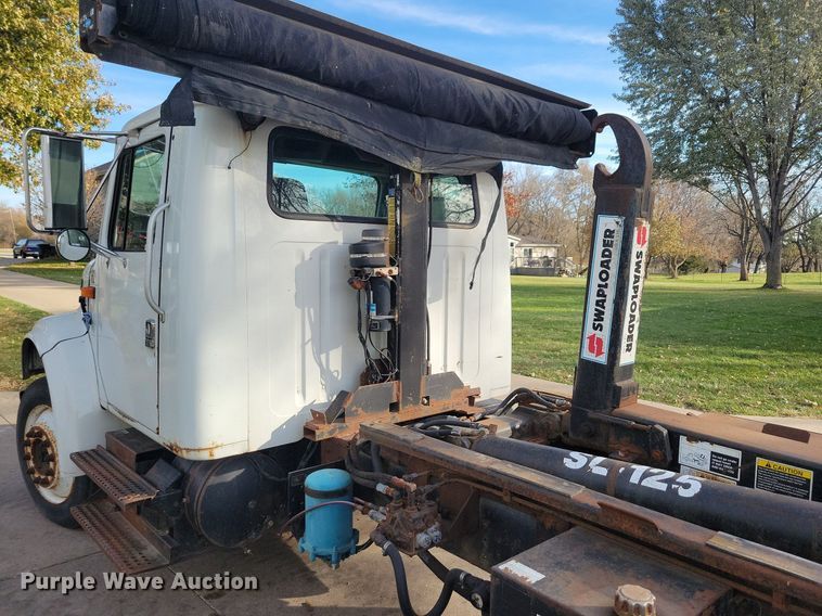 image for item LO9950 1998 International 4700  hook lift truck