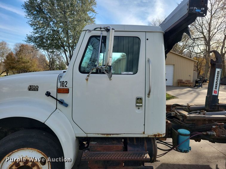 image for item LO9950 1998 International 4700  hook lift truck