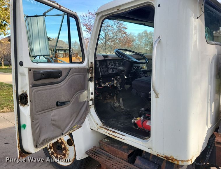 image for item LO9950 1998 International 4700  hook lift truck