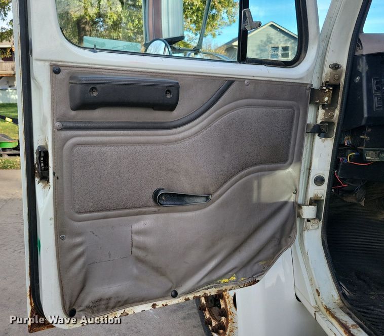 image for item LO9950 1998 International 4700  hook lift truck