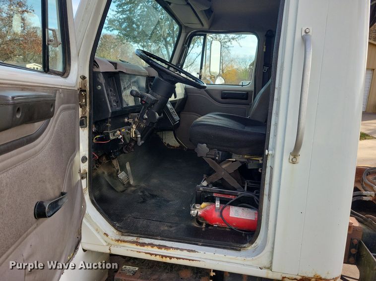 image for item LO9950 1998 International 4700  hook lift truck