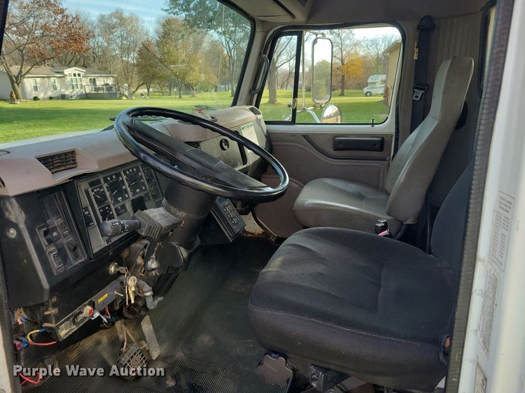 image for item LO9950 1998 International 4700  hook lift truck