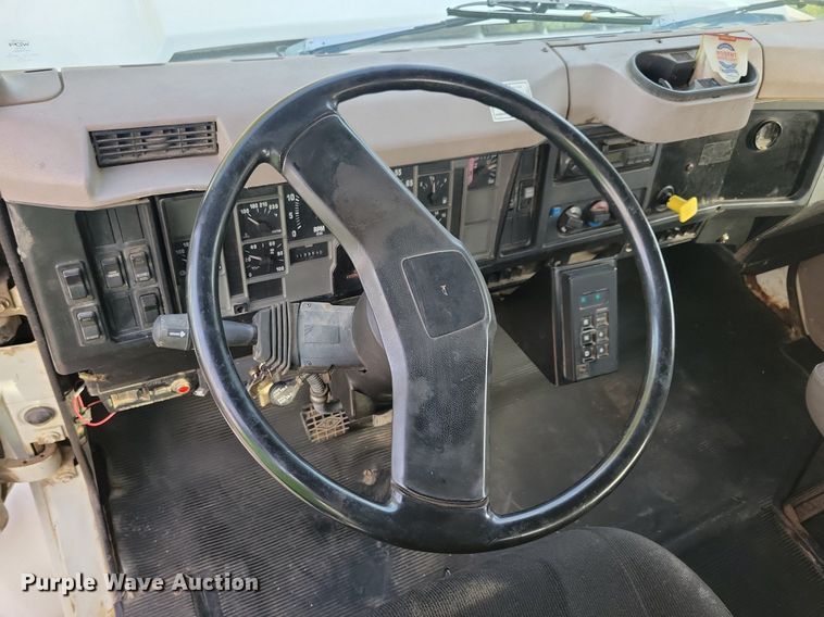 image for item LO9950 1998 International 4700  hook lift truck