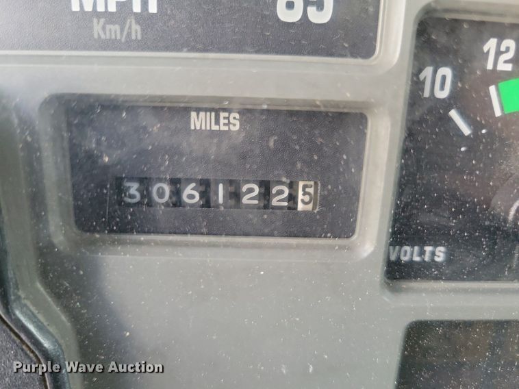 image for item LO9950 1998 International 4700  hook lift truck