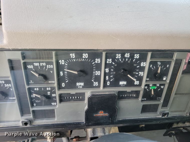 image for item LO9950 1998 International 4700  hook lift truck