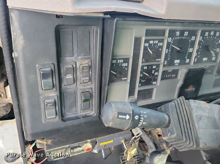 image for item LO9950 1998 International 4700  hook lift truck