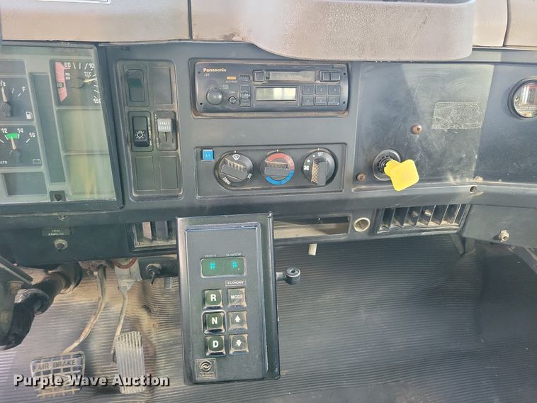 image for item LO9950 1998 International 4700  hook lift truck