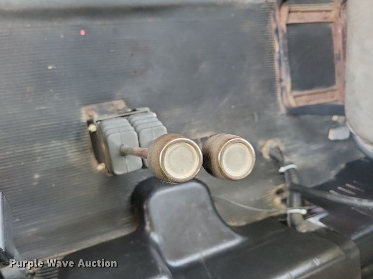 image for item LO9950 1998 International 4700  hook lift truck