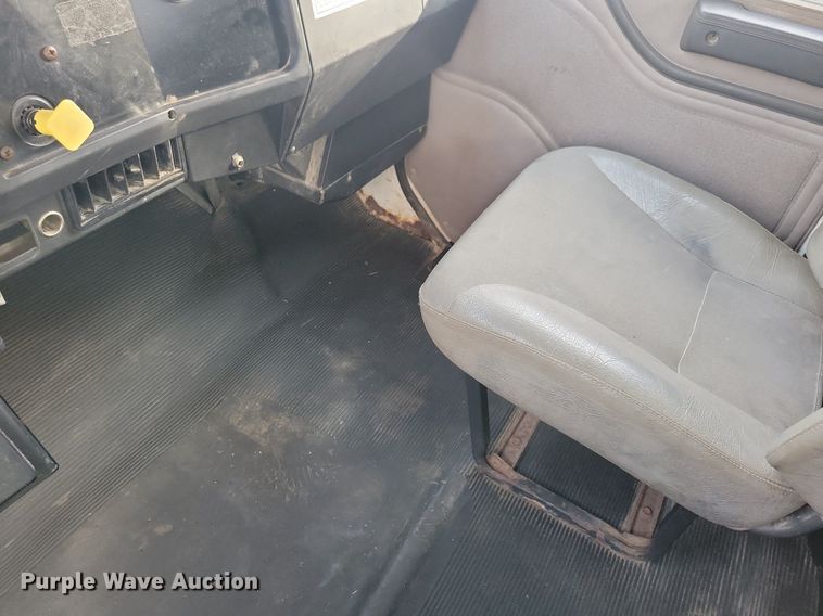 image for item LO9950 1998 International 4700  hook lift truck