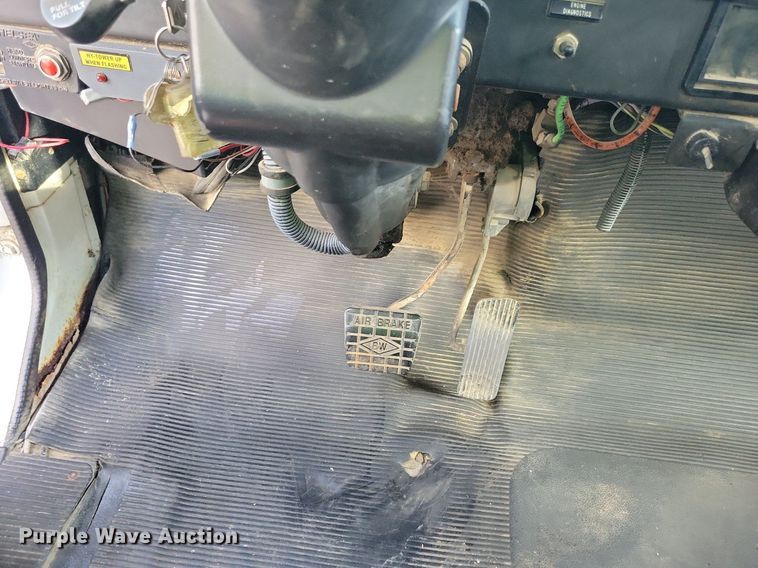 image for item LO9950 1998 International 4700  hook lift truck