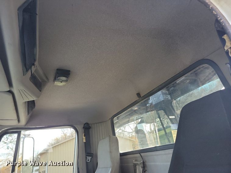 image for item LO9950 1998 International 4700  hook lift truck