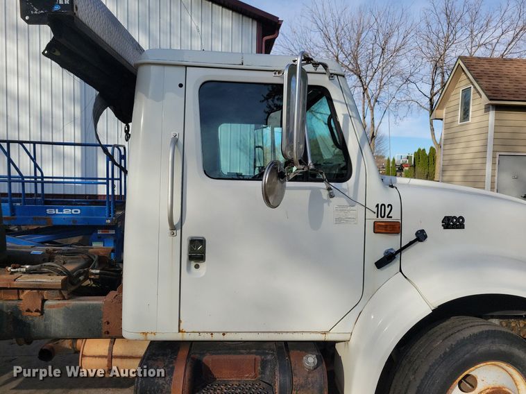 image for item LO9950 1998 International 4700  hook lift truck