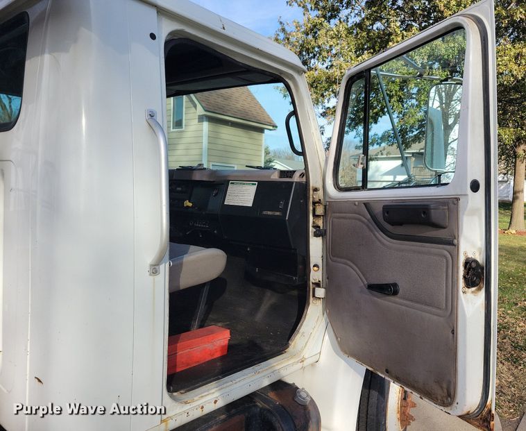 image for item LO9950 1998 International 4700  hook lift truck